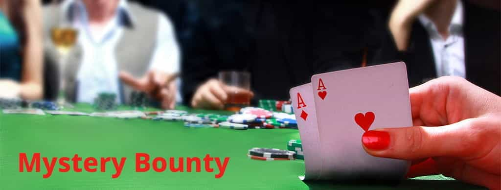 Mano con una coppia di assi, tavolo da poker e la scritta Mystery Bounty