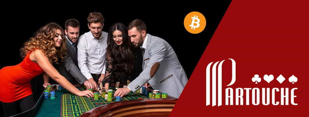 Persone che giocano al casinò, logo Partouche, logo Bitcoin