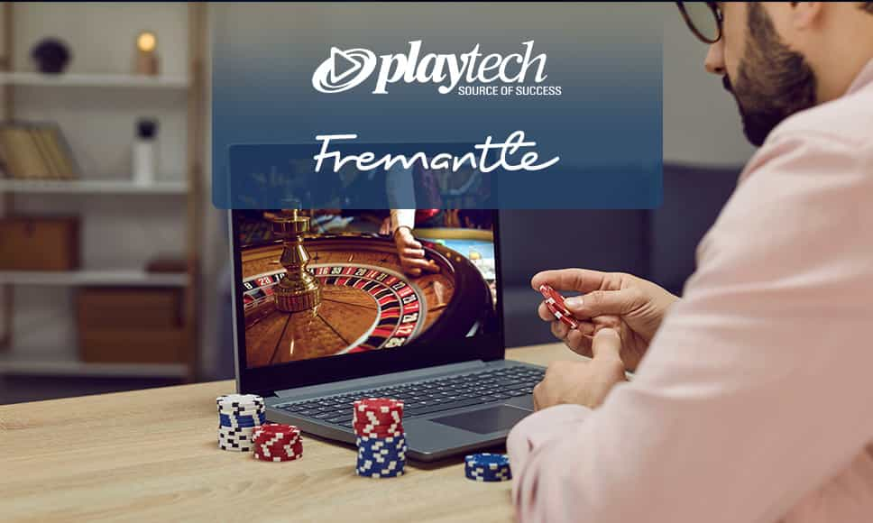 Laptop con giochi da casinò, logo Playtech, logo Fremantle