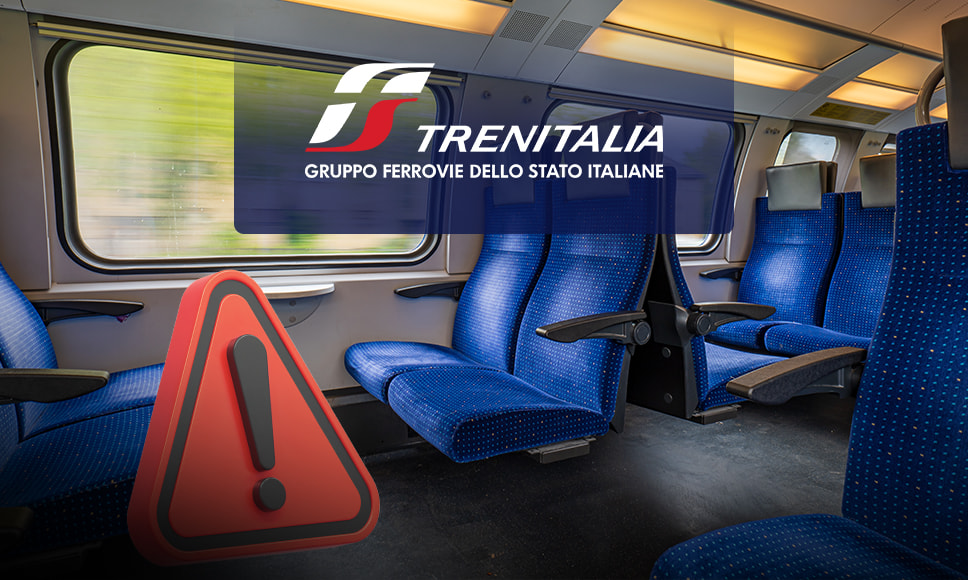 Carrozza di un treno, logo Trenitalia,