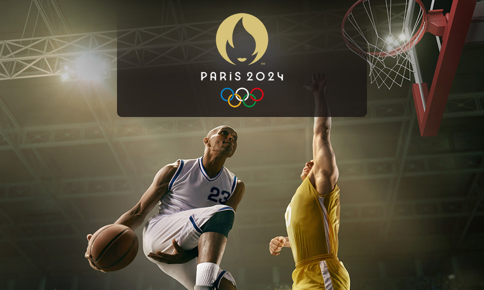 Giocatori di basket in azione, logo Parigi 2024