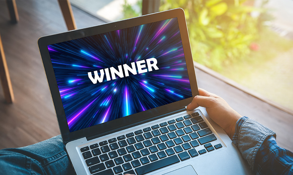 Schermo di un laptop con scritta Winner come salvaschermo