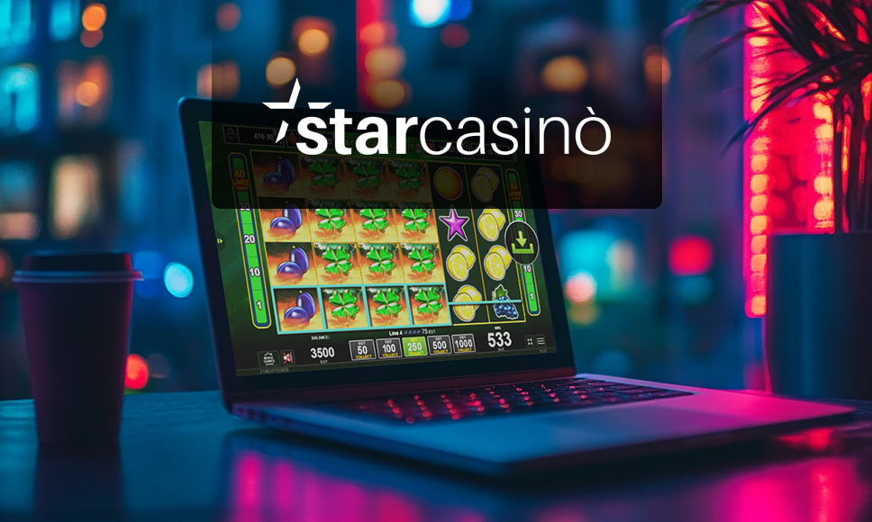 Logo StarCasinò e laptop con slot sullo sfondo