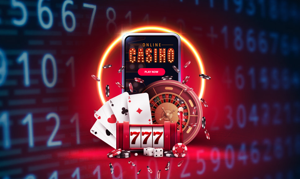 Smartphone con sfondo online casino, roulette, carte da gioco, slot, fiches e dadi.